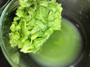 把腌制好的苦瓜挤干水分