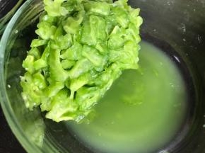 把腌制好的苦瓜挤干水分