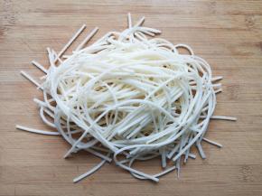 用手撕开成条状。 