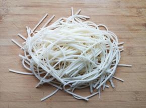 用手撕开成条状。 