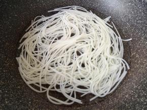 锅里放水烧开，下入火锅鱼面再次烧开即可。 