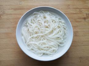 捞出过凉水，控干水分备用。 