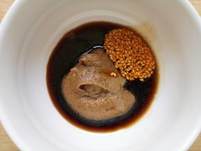 小碗里加入2勺芝麻口味的火锅蘸料，再加入1勺生抽，半勺香醋，两勺芝麻红油。 