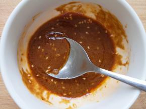 淋几滴香油搅拌均匀。 