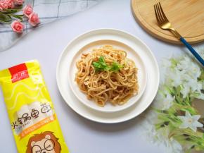 装盘，撒上果仁碎，用香菜装饰一下。 