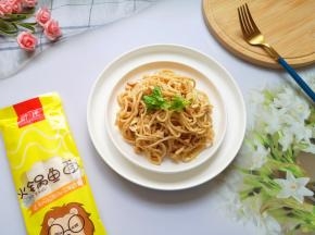 装盘，撒上果仁碎，用香菜装饰一下。 