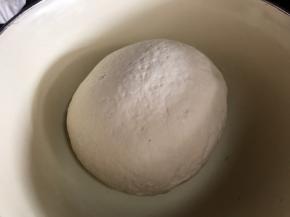 加入面粉搅拌成絮状再揉成光滑面团，密封发酵至两倍大