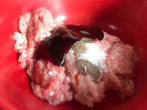 肉末中加入蚝油、酱油、盐、胡椒粉和味精搅拌均匀
