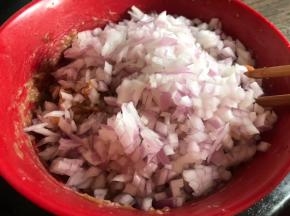 切成碎末，加入肉末中，搅拌均匀