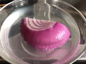 洋葱切开后放清水中浸泡一分钟左右