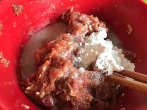 再加入高汤和淀粉搅拌均匀