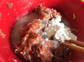 再加入高汤和淀粉搅拌均匀