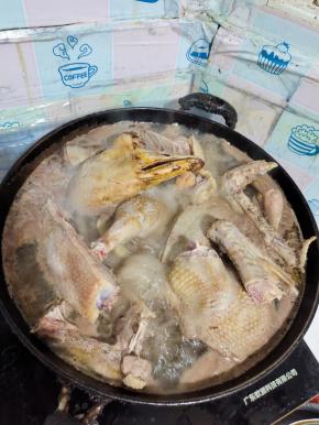 鹅处理干净，分解成几块，冷水下锅，放入生姜，适量的料酒，煮开，再焯水2分钟左右！