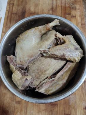 焯好水的鹅，捞出，再次清洗干净，放入锅中备用！