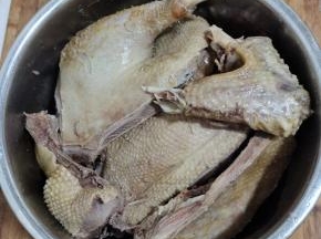 焯好水的鹅，捞出，再次清洗干净，放入锅中备用！