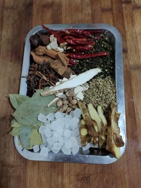 准备所需的大料：

干辣椒1大把，花椒1大把，生姜2大块，白芷10克，草果2个，肉蔻5克，香叶1把，小茴香籽1大把，冰糖1大把 ，八角10个，桂皮5块，山奈5片！