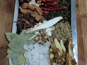 准备所需的大料：

干辣椒1大把，花椒1大把，生姜2大块，白芷10克，草果2个，肉蔻5克，香叶1把，小茴香籽1大把，冰糖1大把 ，八角10个，桂皮5块，山奈5片！
