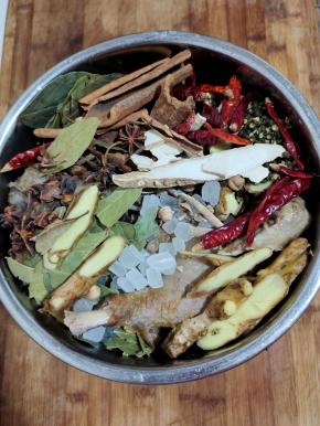 把所有的大料放入锅中！