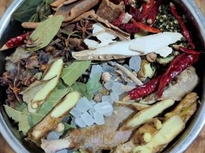 把所有的大料放入锅中！