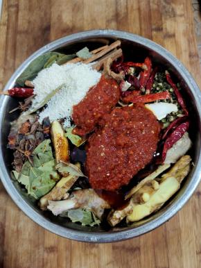 
再放入生抽3大勺，老抽1大勺，蚝油1大勺，盐1勺，鸡精2勺，郫县豆瓣酱1大勺！