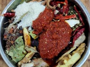 
再放入生抽3大勺，老抽1大勺，蚝油1大勺，盐1勺，鸡精2勺，郫县豆瓣酱1大勺！