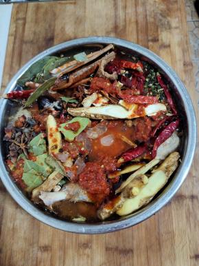 放入适量的水，刚好没过鹅肉即可！（电压力锅不费水！）
