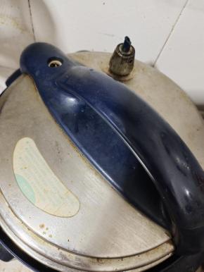 插上电源，按“煮汤键”即可！