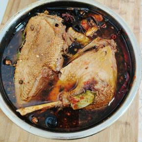 卤好的鹅肉，不要急着捞起来，让它在汤汁儿里浸泡一晚上，更入味儿！