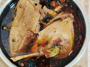 卤好的鹅肉，不要急着捞起来，让它在汤汁儿里浸泡一晚上，更入味儿！