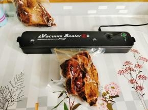 捞出，放凉，抽真空包装，放在冰箱冷藏或者冷藏保存都可以！吃的时候提前拿出来解冻，剁块装盘，或者用蒸锅加热一下都可以哦！