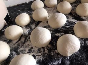 发酵好的面团揉匀排气，再分成均匀的小剂子，把剂子滚圆松弛一下