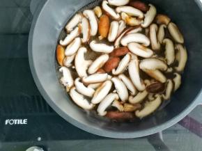 香菇洗净切片焯2分钟捞出备用。