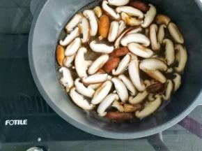 香菇洗净切片焯2分钟捞出备用。