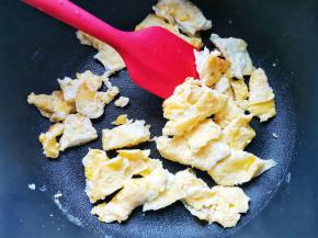 鸡蛋煎熟铲小块备用。