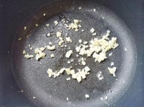 锅中热油爆香蒜末，