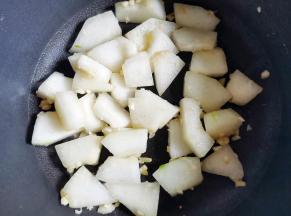 放入冬瓜炒软，