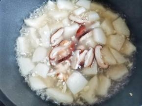 放入香菇，