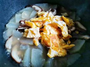 加入鸡蛋煮开，