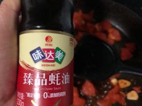 1勺耗油！翻炒均匀，然后加入半碗水！