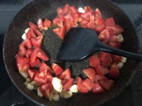 倒入番茄翻炒！