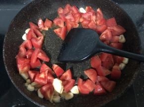倒入番茄翻炒！