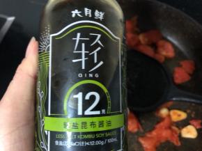 炒至番茄变软出汁，加入2勺轻盐酱油！