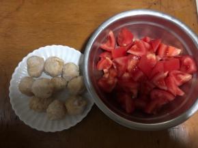 先准备好所需食材，鸡肉丸可以自己做，也可以买现成的！番茄洗净切块！