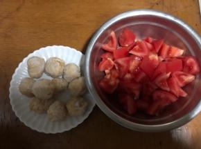 先准备好所需食材，鸡肉丸可以自己做，也可以买现成的！番茄洗净切块！