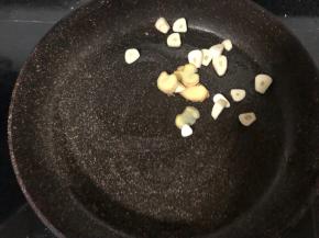 锅里喷少许油，放入姜片和蒜炒出香味！