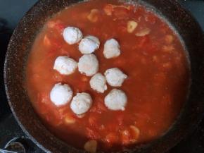 煮开后加入鸡肉丸，翻炒一下后，盖上锅盖煮开后转中火继续煮！