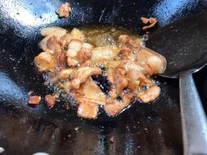 加豆瓣酱炒出红油，加酱油炒上色