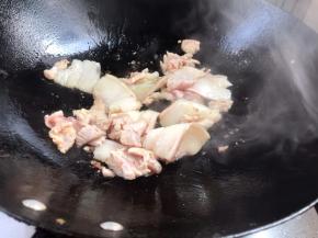 热锅放入猪肉煸出油