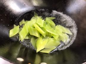 莴笋放入开水锅中煮至变色，捞出备用
