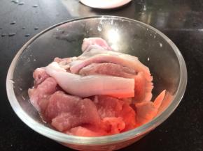 猪肉洗净后切薄片